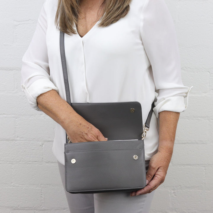Willow & Zac Simone leather crossbody bag dark grey in use #colour_dark-grey