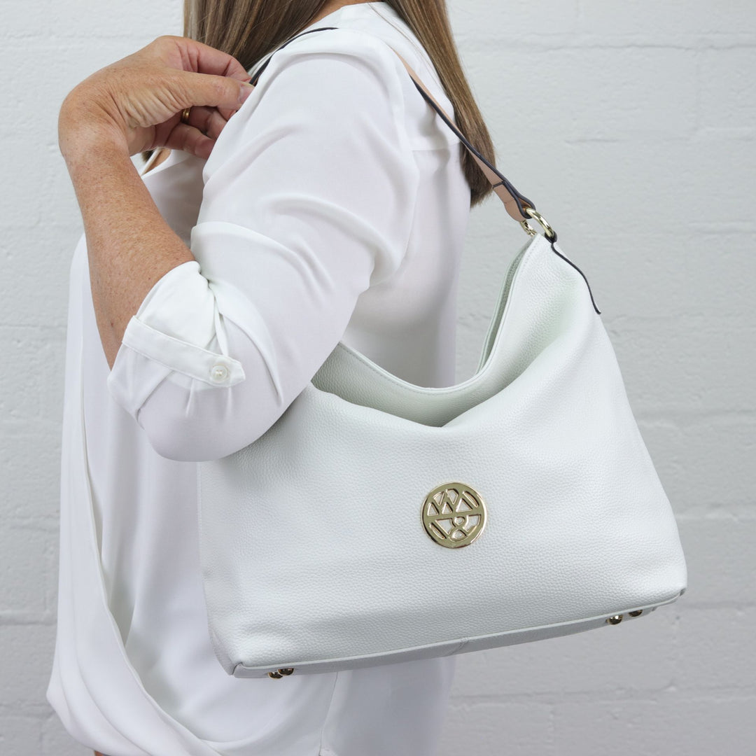model wearing Willow and Zac Amber style bag in white sandstone on shoulder#colour_white-sandstone